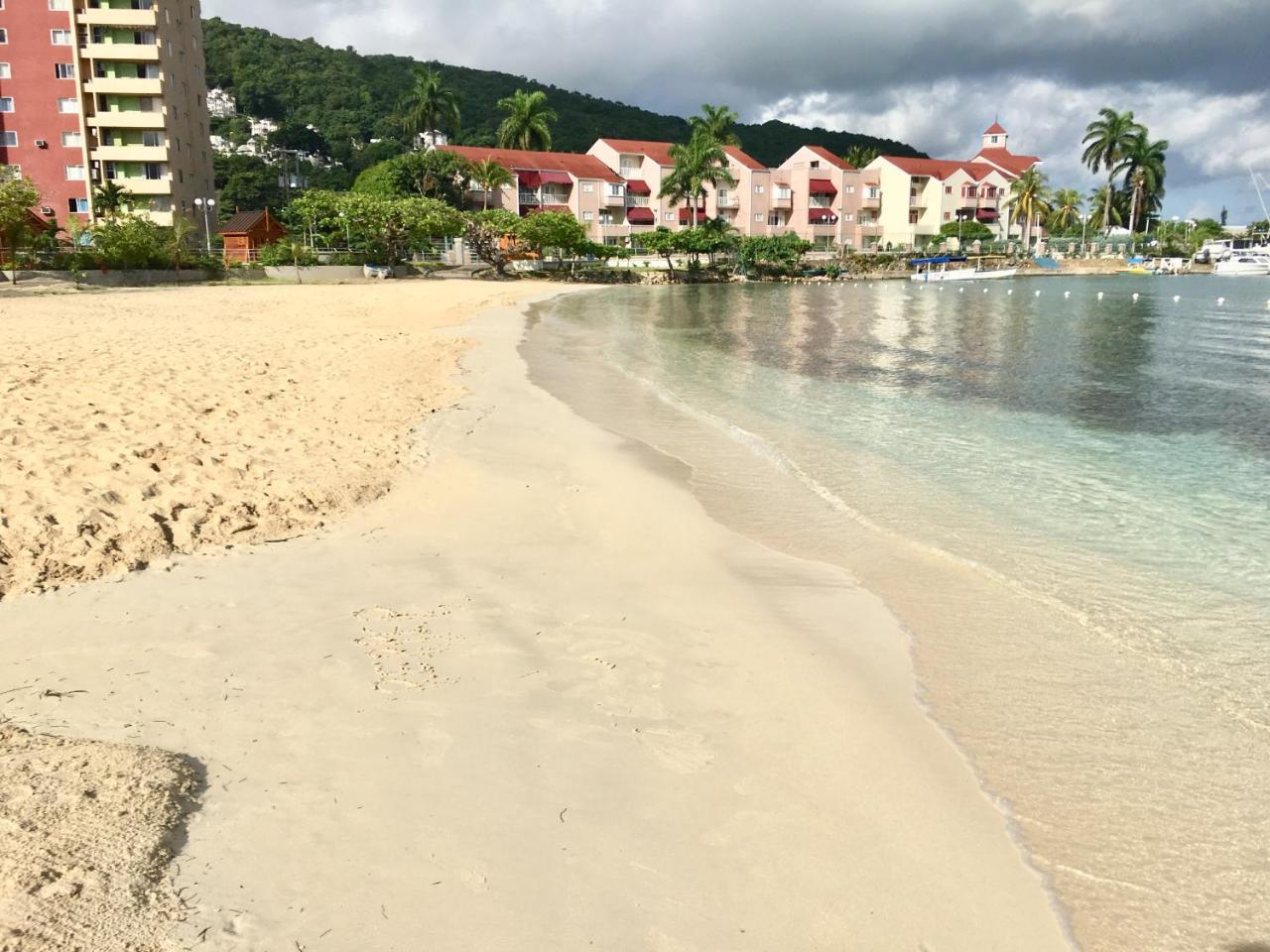 Castle By The Shore Ocho Rios Exterior photo